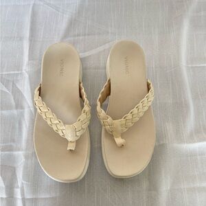 Vionic Braided Thong Sandals in Beige Size 9